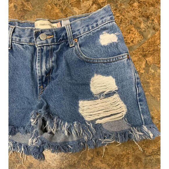 Levis 550 Cut Off Denim VTG Y2K Distressed Raw 2” Inseam JEAN SHORTS sz 30 - Picture 2 of 8